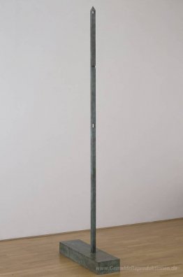 Hoch Obelisk mit zwei Löchern und einem Notch