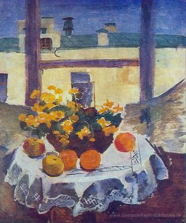 Stillleben. Tisch mit Früchten und gelben Blumen.