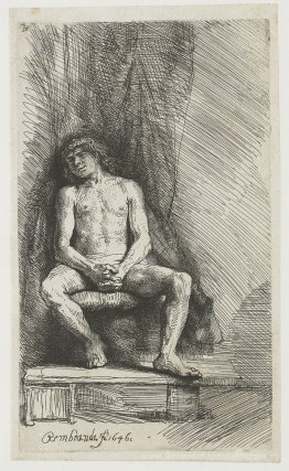 Nude Mann vor einem Vorhang sitz
