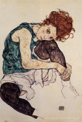 Sitzfrau mit verbogenem Knee