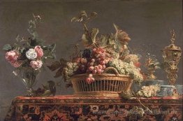 Trauben in einem Korb und Rosen in einer Vase