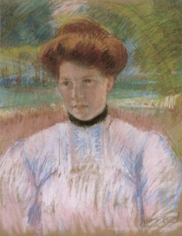 Junge Frau mit Auburn Haaren in einem rosa Bluse