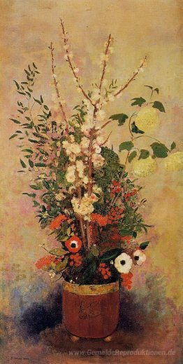 Vase mit Blumen mit Niederlassungen eines blühenden Apfelbaum