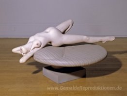 Mädchen, das auf einem runden Sockel
