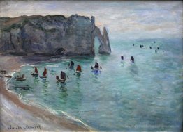 Etretat Aval die Tür Fischerboote aus dem Hafen