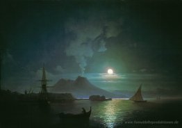 Die Bucht von Neapel im mondhellen Nacht. Vesuvius