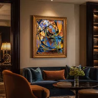 Frau mit Grünpflanze — Boutiquehotel