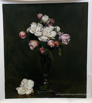 Weiße Rosen und Rosen in einem Glas footed
