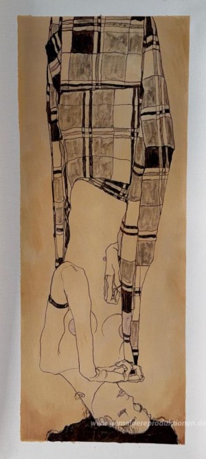 Stehendes Mädchen in einem karierten Kleid-